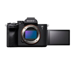 Sony A7 IV -järjestelmäkamera, jonka objektiivi on poistettu, valottaa kennoa. Näkyvissä on ulos käännetty LCD-näyttö, jonka näyttöpinta on näkyvissä.