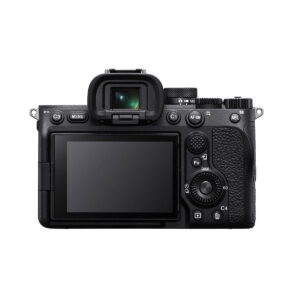 Sony A7 IV -järjestelmäkamera, joka näkyy takaa suurella LCD-näytöllä, eri painikkeilla, valitsimilla ja elektronisella etsimellä, on esillä valkoista taustaa vasten - nyt 300 €:n alennuksella.