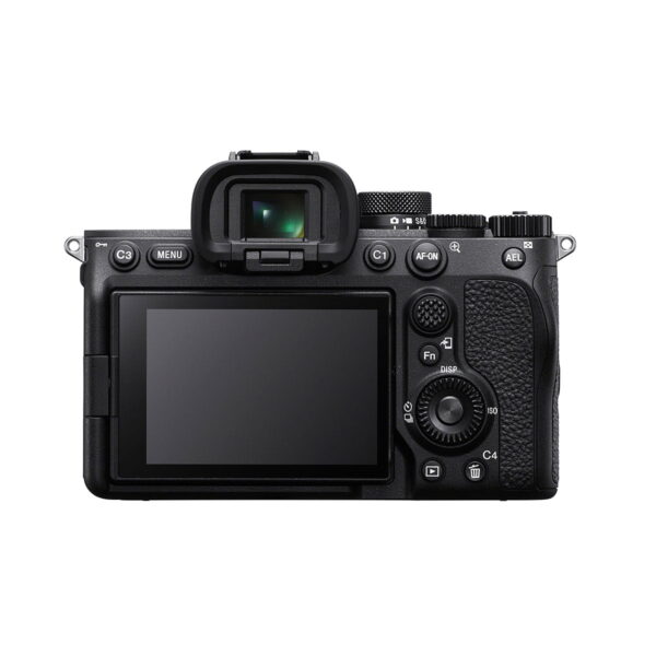 Sony A7 IV -järjestelmäkamera, joka näkyy takaa suurella LCD-näytöllä, eri painikkeilla, valitsimilla ja elektronisella etsimellä, on esillä valkoista taustaa vasten - nyt 300 €:n alennuksella.