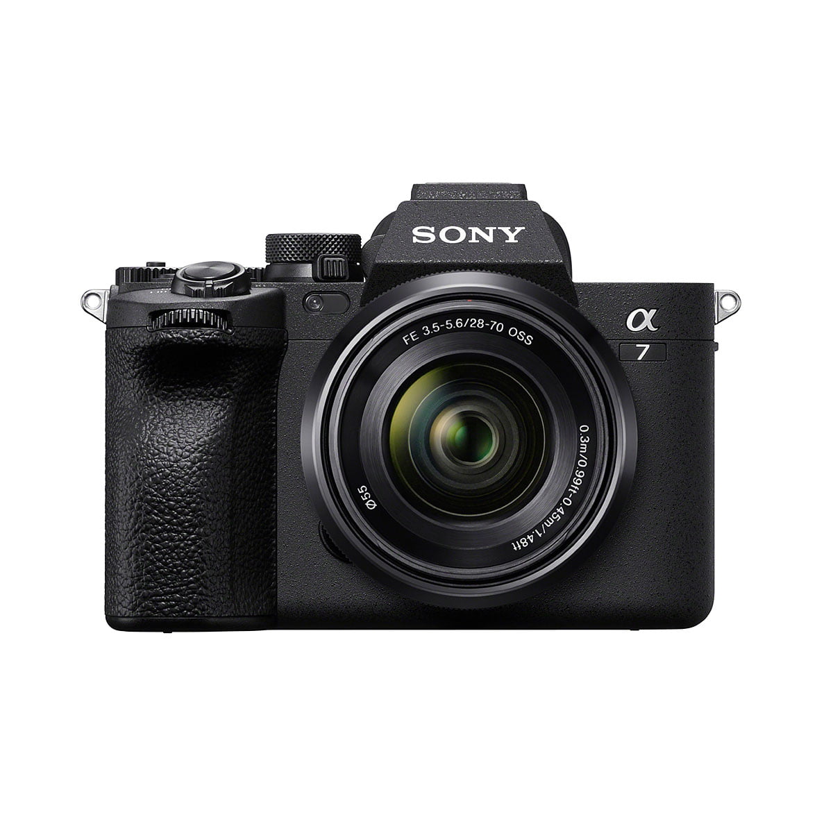 Sony_a7_IV_28-70mm_001 Etukuva mustasta Sony A7 IV -digitaalisesta peilittömästä kamerasta ja 28-70mm f/3.5-5.6 OSS-objektiivista, jossa on kuvioitu kahva ja objektiivin merkinnät valkoista taustaa vasten.