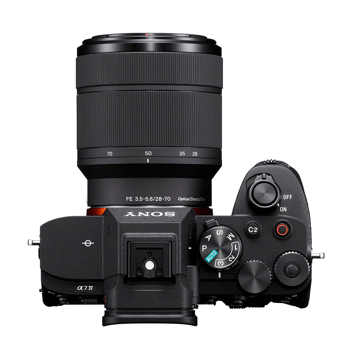Ylhäältä katsottuna Sony A7 IV -kameran 28-70mm f/3.5-5.6 OSS-objektiivi kiinnitettynä; kameran rungossa on useita säätimiä ja painikkeita. Nyt saatavilla 300€ alennuksella.