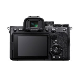 Sony A7 IV + 28-70mm f/3.5-5.6 OSS (300€ alennus) näytetään takaa, ja siinä korostuvat sen suuri LCD-näyttö, ohjauspainikkeet, näytön yläpuolella oleva etsin ja oikeanpuoleinen kuvioitu kahva turvallista käsittelyä varten.