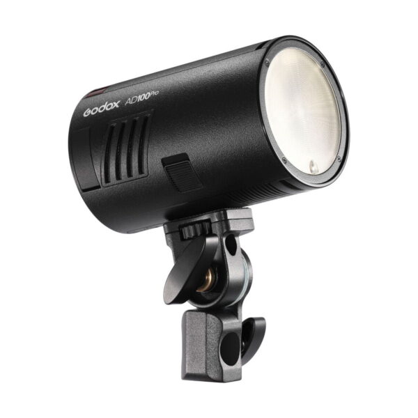 godox_ad100_pro_ttl_05 Musta Godox AD100 Pro TTL -akkusalama kannettava salama, jossa on pyöreä pää, kiinnitysteline ja säätönupit, näkyy valkoista taustaa vasten.