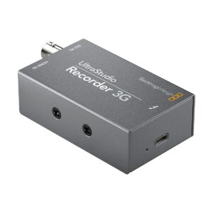 Blackmagic UltraStudio Recorder 3G on pienikokoinen harmaa laite, jossa on tuloliitännät, Thunderbolt-symboli ja tuotemerkki ja joka on suunniteltu videokuvaukseen ja -tallennukseen.