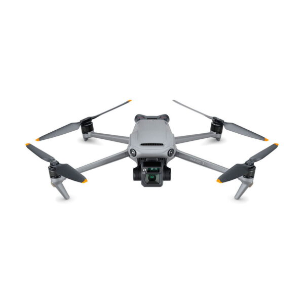DJI_Mavic_3_Fly_More_Combo_001 DJI Mavic 3 Fly More Combo -lennokki on harmaa nelikopteri, jossa on neljä potkuria, oranssilla korostetut kärjet ja etukamera valkoisella pohjalla.