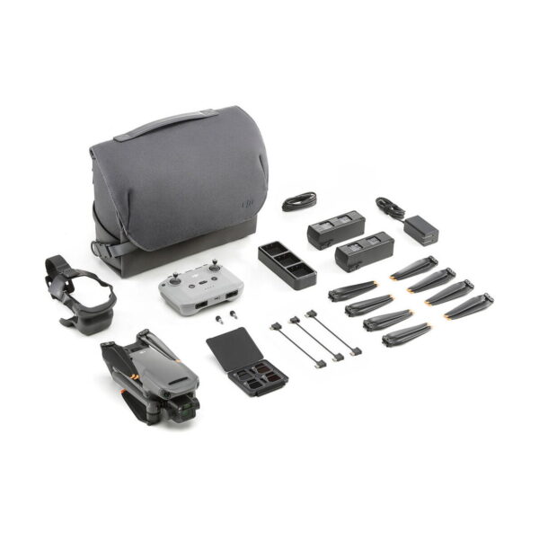 DJI Mavic 3 Fly More Combo sisältää harmaan lennokin, kaukosäätimen, potkurit, akut, latausnavat, kaapelit, ohjaussauvojen suojukset ja harmaan kantolaukun - kaikki siististi järjestettynä valkoisella pohjalla.