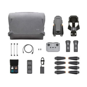 DJI Mavic 3 Fly More Combo -dronipakkaus on siististi esillä valkoisella pohjalla, ja siinä on harmaa kantolaukku, taitettu drone, kauko-ohjain, potkurit, akut, laturit, kaapelit, ND-suodattimet ja pienet tarvikkeet.
