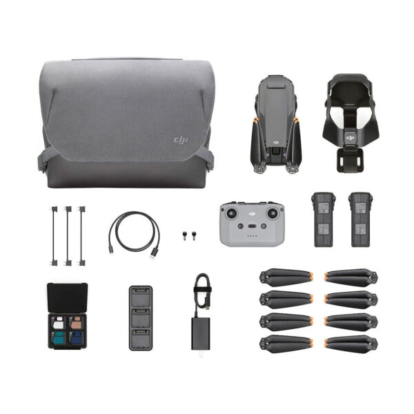 DJI Mavic 3 Fly More Combo -dronipakkaus on siististi esillä valkoisella pohjalla, ja siinä on harmaa kantolaukku, taitettu drone, kauko-ohjain, potkurit, akut, laturit, kaapelit, ND-suodattimet ja pienet tarvikkeet.