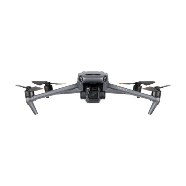 DJI_Mavic_3_Fly_More_Combo_006 DJI Mavic 3 Fly More Combo -lennokki, jossa on harmaa, tyylikäs ja kompakti muotoilu, neljä potkuria ja etukamera, näkyy valkoista taustaa vasten.