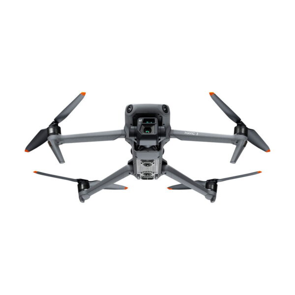 DJI_Mavic_3_Fly_More_Combo_007 DJI Mavic 3 Fly More Combo -lennokki on harmaa, ja siinä on neljä oranssilla kärjellä varustettua potkuria ja etukamera valkoista taustaa vasten.