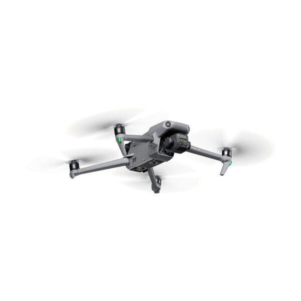 DJI_Mavic_3_Fly_More_Combo_009 DJI Mavic 3 Fly More Combo -lennokki, jossa on neljä potkuria, etukamera ja sensorit sekä pidennetyt laskeutumisjalat, lentää valkoista taustaa vasten.