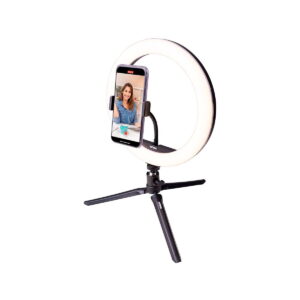 Dörr VL-26 RGB Rengasvalo Vlogging Kitissä on jalustalla oleva rengasvalo, jonka keskellä on älypuhelin, ja puhelimessa näkyy nainen hymyilemässä videopuhelun tai nauhoituksen aikana, kaikki valkoista taustaa vasten.