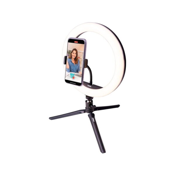 Dörr VL-26 RGB Rengasvalo Vlogging Kitissä on jalustalla oleva rengasvalo, jonka keskellä on älypuhelin, ja puhelimessa näkyy nainen hymyilemässä videopuhelun tai nauhoituksen aikana, kaikki valkoista taustaa vasten.