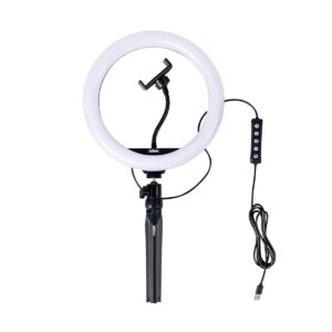 Dörr VL-26 RGB Rengasvalo Vlogging Kit sisältää valkoisen rengasvalon, jossa on keskellä puhelimen pidike ja joka on asennettu mustalle jalustalle. Mukana on liitetty virtajohto, jossa on kauko-ohjauspainikkeet ja USB-liitin.