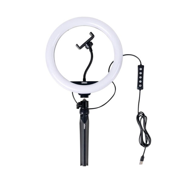 Dörr VL-26 RGB Rengasvalo Vlogging Kit sisältää valkoisen rengasvalon, jossa on keskellä puhelimen pidike ja joka on asennettu mustalle jalustalle. Mukana on liitetty virtajohto, jossa on kauko-ohjauspainikkeet ja USB-liitin.