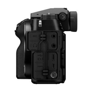 Fujifilm GFX 100S -järjestelmäkameran sivukuva lähikuvassa näkyy useita katettuja portteja, kuten mikrofoni-, kuuloke-, USB- ja HDMI-liitännät. Kameran kahva ja etsin ovat osittain näkyvissä.