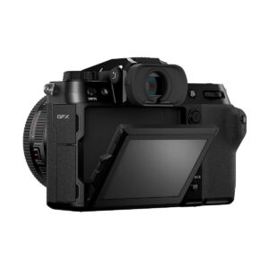 Fujifilm GFX 100S -järjestelmäkamera näytetään takaa, jossa on osittain laajennettu kallistuva LCD-näyttö, musta runko, jossa on vasemmalla puolella merkintä "GFX", sekä näkyvät painikkeet ja etsin.