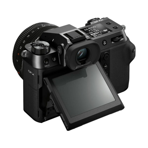 Fujifilm GFX 100S -järjestelmäkamera on esitetty mustana, ja se on taivutettu korostamaan sen kallistettavaa LCD-näyttöä, ylä- ja takaosan säätimiä, joissa on valintalevyjä, painikkeita ja näyttö, joka näyttää kameran asetukset.