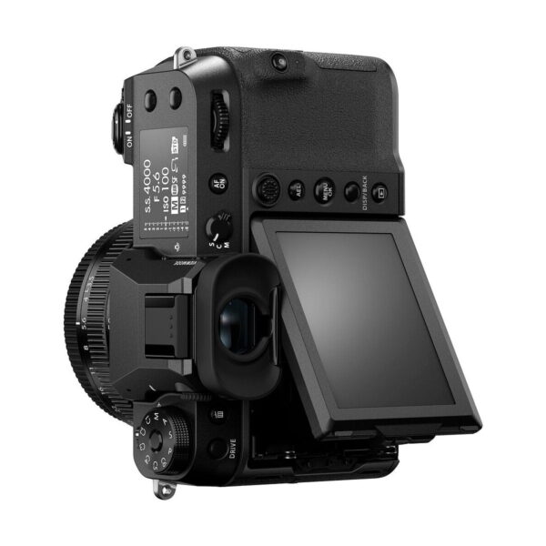 Fujifilm GFX 100S -järjestelmäkamerassa on musta runko, jossa on säädettävä LCD-näyttö käännettynä ulospäin, paljastaen ohjauspainikkeet ja valitsimet sekä objektiivi ja elektroninen etsin näkyvissä.