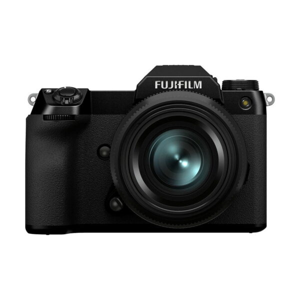 Fujifilm GFX 100S -järjestelmäkameran etukuva mustana, jossa on suuri objektiivi, useita valintakiekkoja ja etsin, valkoista taustaa vasten.