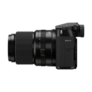 Sivunäkymä mustasta Fujifilm GFX 100S -järjestelmäkamerasta esittelee sen kiinnitetyn zoom-objektiivin, näkyvät säätöpyörät ja kuvioidun kahvan.