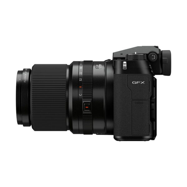Sivunäkymä mustasta Fujifilm GFX 100S -järjestelmäkamerasta esittelee sen kiinnitetyn zoom-objektiivin, näkyvät säätöpyörät ja kuvioidun kahvan.