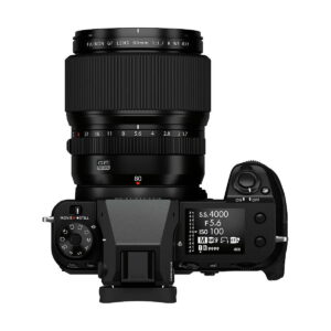Ylhäältä katsottuna musta Fujifilm GFX 100S -järjestelmäkamera, jossa on suuri 80mm objektiivi, jossa näkyy säätöpyörät, painikkeet, elektroninen etsin ja näyttö, joka näyttää kuvausasetukset.
