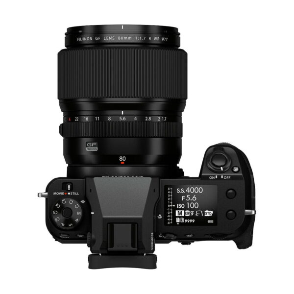 Ylhäältä katsottuna musta Fujifilm GFX 100S -järjestelmäkamera, jossa on suuri 80mm objektiivi, jossa näkyy säätöpyörät, painikkeet, elektroninen etsin ja näyttö, joka näyttää kuvausasetukset.