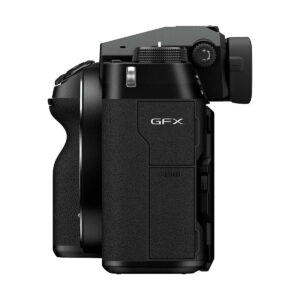 Sivunäkymä mustasta Fujifilm GFX 100S -järjestelmäkameran rungosta, jossa on kuvioitu kahva, ohjauspainikkeet, etsin ja sivupaneelin portit merkitty HDMI.