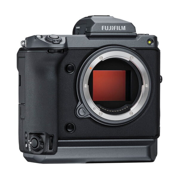 Fujifilm GFX 100 on musta digitaalikameran runko, johon ei ole kiinnitetty objektiivia ja joka paljastaa kennon. Siinä on näkyvä vasemmanpuoleinen kahva sekä erilaisia ohjauspainikkeita ja valitsimia sen ylä- ja etupuolella.