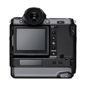 Mustan Fujifilm GFX 100 -kameran takaosassa on suuri nestekidenäyttö, useita painikkeita ja säätimiä, elektroninen etsin yläosassa ja laajennettu akkukahva alaosassa.