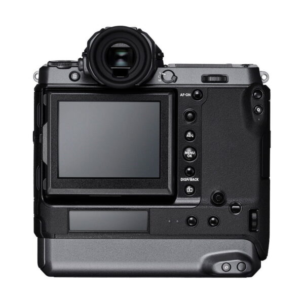 Mustan Fujifilm GFX 100 -kameran takaosassa on suuri nestekidenäyttö, useita painikkeita ja säätimiä, elektroninen etsin yläosassa ja laajennettu akkukahva alaosassa.