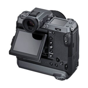 Fujifilm GFX 100 on kuvattu takaa, ja siinä on kallistettava LCD-näyttö, elektroninen etsin, ohjauspainikkeet, valitsimet ja kiinnitetty pystysuora akkukahva.