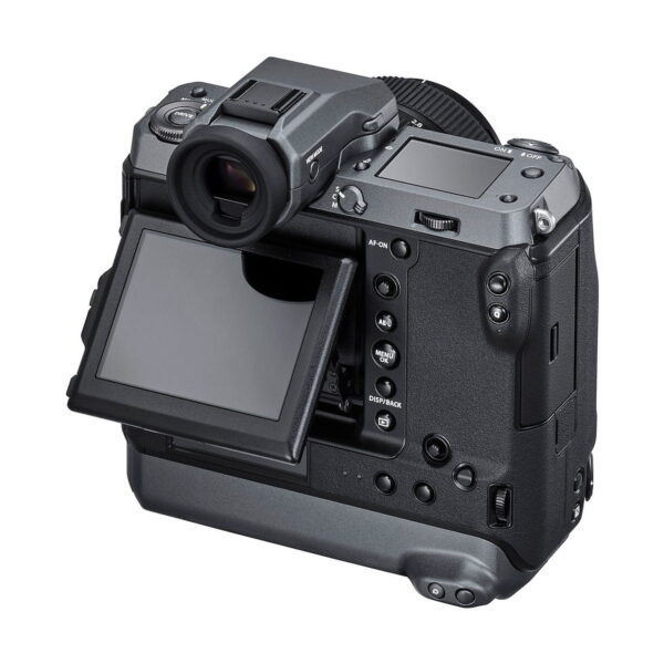 Fujifilm GFX 100 on kuvattu takaa, ja siinä on kallistettava LCD-näyttö, elektroninen etsin, ohjauspainikkeet, valitsimet ja kiinnitetty pystysuora akkukahva.