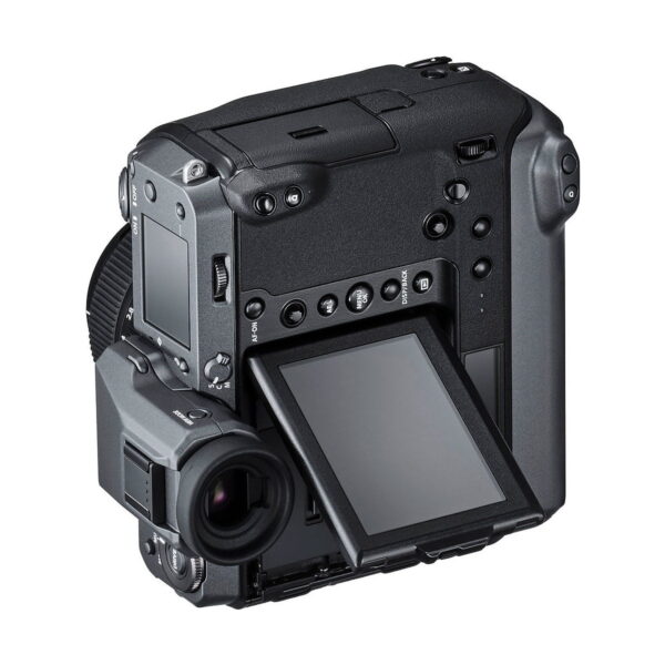 Fujifilm GFX 100, musta digitaalikamera, jossa on suuri elektroninen etsin, kallistettu LCD-näyttö ja useita ohjauspainikkeita, on kuvattu takaa hieman vasemmalta valkoista taustaa vasten.