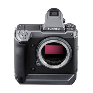 Fujifilm GFX 100 -digitaalikameran runko, joka on esillä ilman objektiivia, jotta sen suuri kenno ja yksityiskohtaiset etu- ja yläohjaimet tulevat esiin, on asetettu valkoista taustaa vasten.