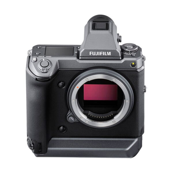 Fujifilm GFX 100 -digitaalikameran runko, joka on esillä ilman objektiivia, jotta sen suuri kenno ja yksityiskohtaiset etu- ja yläohjaimet tulevat esiin, on asetettu valkoista taustaa vasten.
