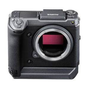 Fujifilm GFX 100 -keskikokoisen digitaalisen kameran rungon etukuva ilman objektiivia, jossa näkyvät kenno, kahva ja kotelon eri painikkeet ja säätimet.