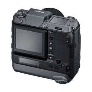 Fujifilm GFX 100 -kamerassa on suuri LCD-näyttö, useita ohjauspainikkeita ja säätimiä, kuvioitu kahva ja ammattimainen, kestävä musta muotoilu.