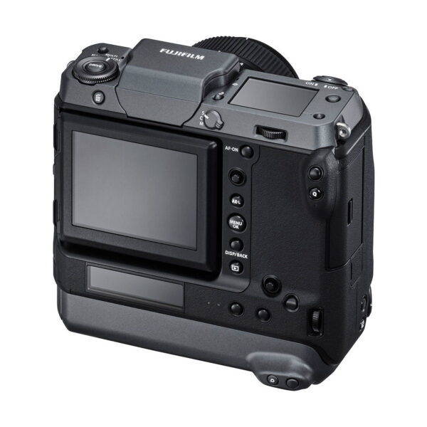 Fujifilm GFX 100 -kamerassa on suuri LCD-näyttö, useita ohjauspainikkeita ja säätimiä, kuvioitu kahva ja ammattimainen, kestävä musta muotoilu.