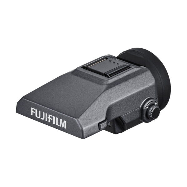 Fujifilm GFX 100 -elektroninen etsin, jossa on suorakulmainen mattamusta muotoilu, säätöpyörä ja FUJIFILM-logo sivulla, näkyy valkoista taustaa vasten.