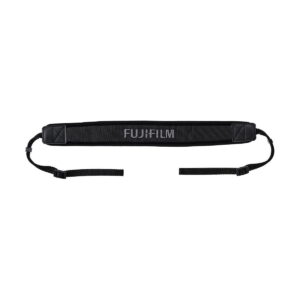 Musta kamerahihna Fujifilm GFX 100 -kameralle, jossa on valkoinen teksti "FUJIFILM" pehmustetussa osassa, säädettävät hihnat ja vahvistetut päät.