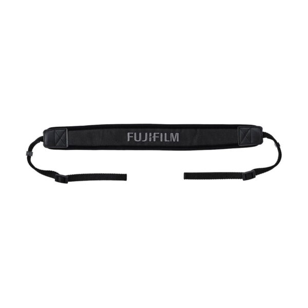 Musta kamerahihna Fujifilm GFX 100 -kameralle, jossa on valkoinen teksti "FUJIFILM" pehmustetussa osassa, säädettävät hihnat ja vahvistetut päät.