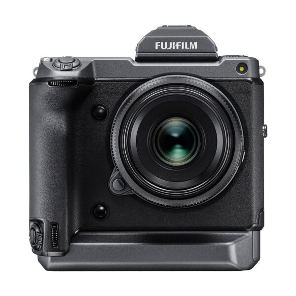 Fujifilm GFX 100 -digitaalikameran etukuva, jossa on suuri objektiivi, kuvioitu kahva ja sisäänrakennettu pystysuora akkukahva, valkoista taustaa vasten.