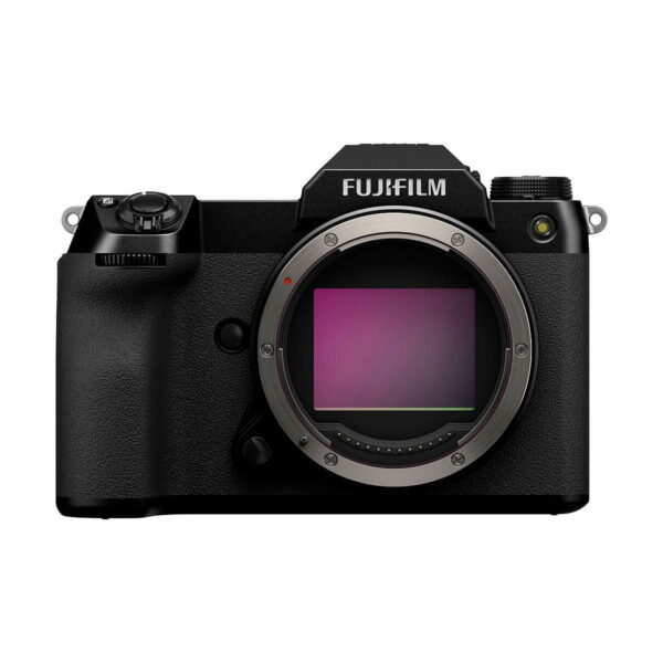 Musta Fujifilm GFX 50S II -peilittömän digitaalikameran runko on kuvassa eteenpäin päin, objektiivi irrotettuna, jolloin kenno ja FUJIFILM-logo näkyvät kameran päällä.