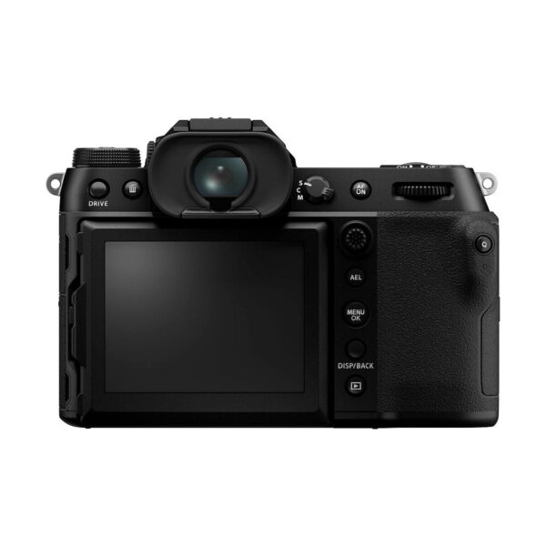 Fujifilm GFX 50S II -kameran takaosasta paljastuu suuri LCD-näyttö, etsin, ohjauspainikkeet ja kuvioitu kahva. Tämä musta digitaalikamera on suunniteltu ammattilaisille tai harrastelijavalokuvaajille.