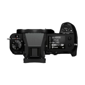 Mustan Fujifilm GFX 50S II -kameran ylhäältä katsottuna ohjaussäätimet, painikkeet ja LCD-näyttö, jossa näkyvät asetukset, kuten suljinnopeus, aukko ja ISO. Objektiivin kiinnitys on näkyvissä ilman kiinnitettyä objektiivia.