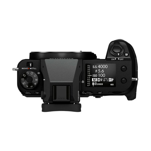 Mustan Fujifilm GFX 50S II -kameran ylhäältä katsottuna ohjaussäätimet, painikkeet ja LCD-näyttö, jossa näkyvät asetukset, kuten suljinnopeus, aukko ja ISO. Objektiivin kiinnitys on näkyvissä ilman kiinnitettyä objektiivia.