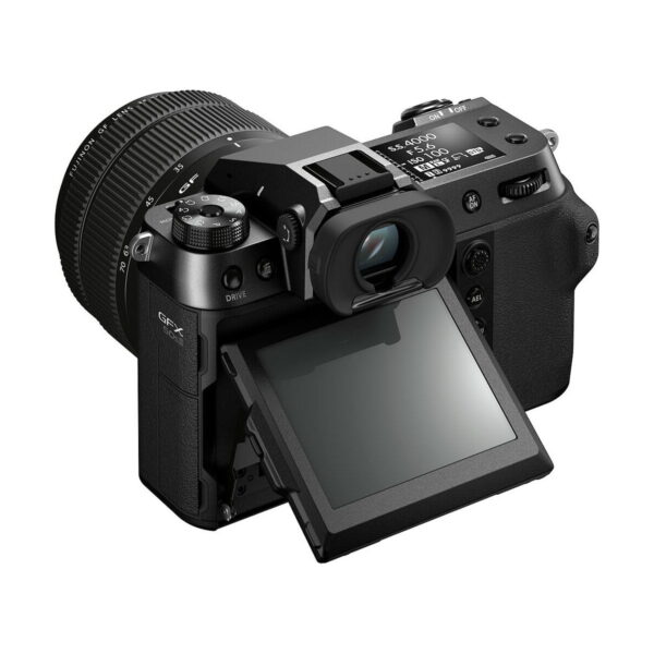 Fujifilm GFX 50S II, musta digitaalikamera, jossa on suuri objektiivi ja kallistettava LCD-näyttö, näkyy valkoisella taustalla. Ulospäin kallistettu näyttö osoittaa sen joustavuutta eri kuvauskulmia varten.