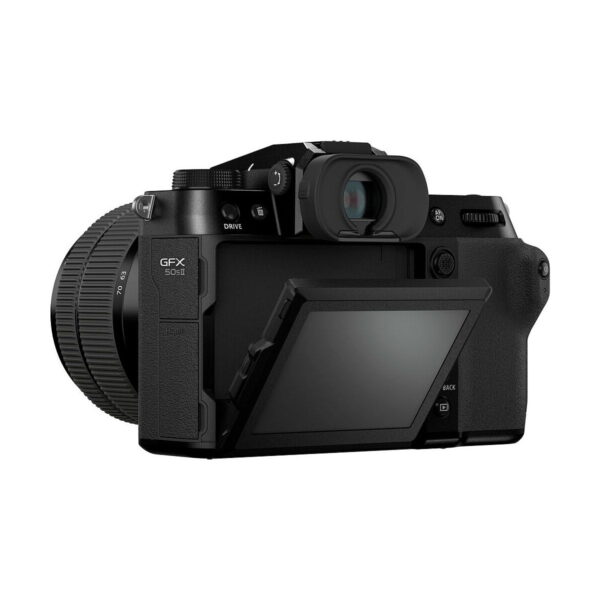Musta Fujifilm GFX 50S II -digitaalikamera, jossa on suuri objektiivi, kallistettava LCD-näyttö ja elektroninen etsin, on kuvattu takaa, hieman vasemmalle kallistettuna. GFX-mallin nimi näkyy kameran rungossa.